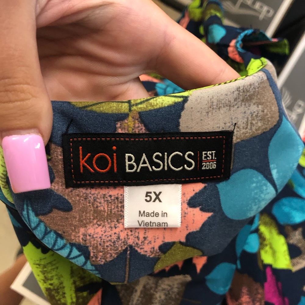 NWT Koi Basics multi color leaf pattern v neck short sleeve scrub top - Picture 10 of 10